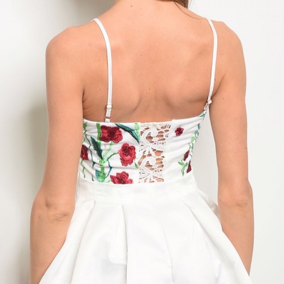 White Embroidered Sleeveless Floral Romper - Picture 4 of 4